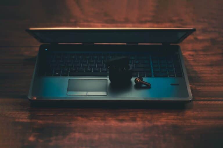 Photo Secure public-WiFi laptop